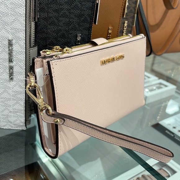 MICHAEL KORS LARGE DOUBLE ZIP WRISTLET WALLET PHONE CASE CLUTCH 
Powder Blush - Picture 16 of 16